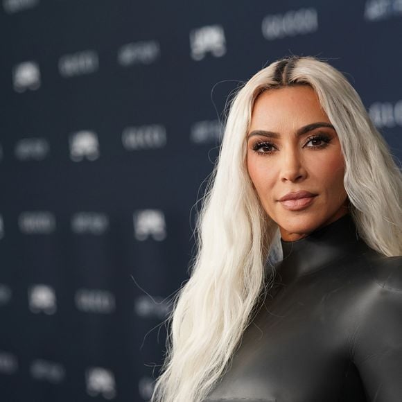 2022: loira novamente, Kim Kardashian virou assunto por um cabelo extremamente platinado