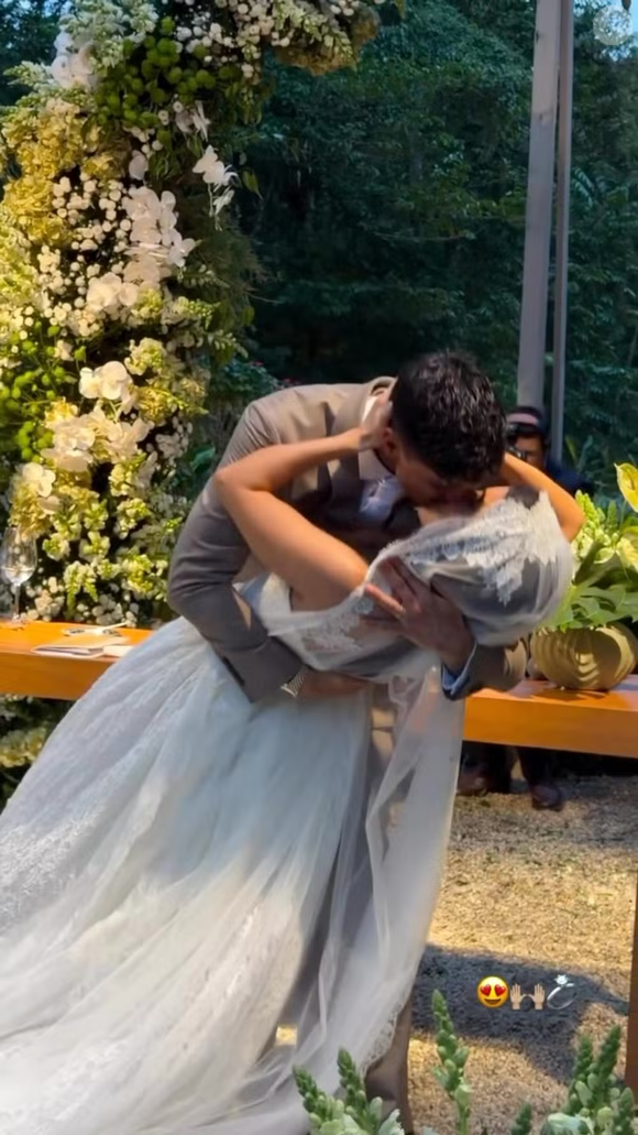 O casamento de Gabriel Medina e Isabella Arantes, realizado na última quinta-feira (30), em São Sebastião, no litoral de São Paulo, reuniu familiares, amigos e diversos famosos.
