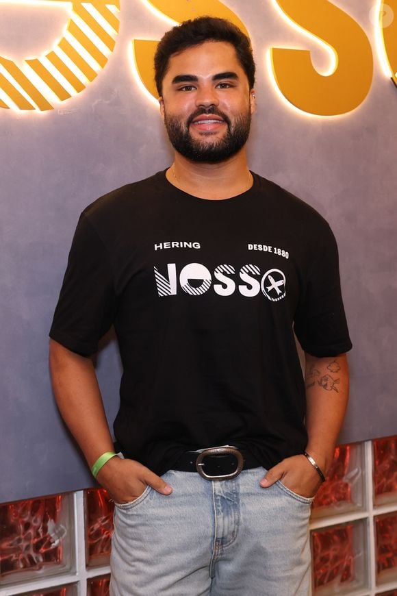 "Eu vou sempre apoiar as duas, amo muito as duas, independente do que a internet deduz das duas. Sou muito apaixonado por elas, então não tem como torcer para uma e não torcer para a outra", completou Lucas Guedez