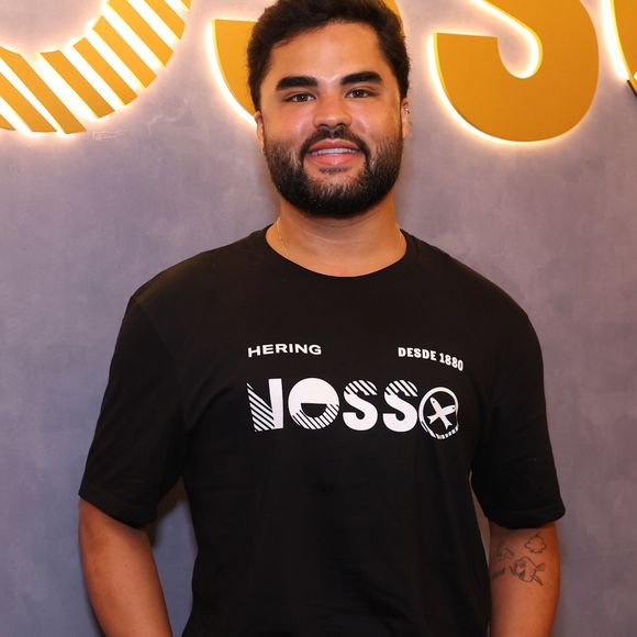 "Eu vou sempre apoiar as duas, amo muito as duas, independente do que a internet deduz das duas. Sou muito apaixonado por elas, então não tem como torcer para uma e não torcer para a outra", completou Lucas Guedez