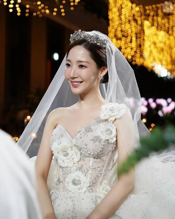 Em cena de 'A Esposa do Meu Marido', aparência jovial de Park Min-young surpreendeu telespectodores