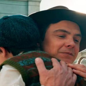 Candinho leva Samir para o sítio com a intenção de deixá-lo longe de Zulma na novela Êta Mundo Melhor