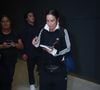 Ivete Sangalo estava vestida com um look da Adidas, composto por jaqueta e calça com listras brancas laterais, modelagem reta e tecido típico de tracksuit
