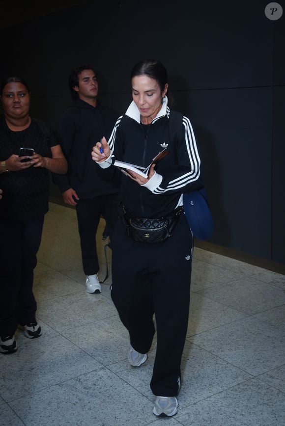 Ivete Sangalo estava vestida com um look da Adidas, composto por jaqueta e calça com listras brancas laterais, modelagem reta e tecido típico de tracksuit