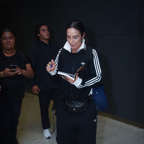 Ivete Sangalo estava vestida com um look da Adidas, composto por jaqueta e calça com listras brancas laterais, modelagem reta e tecido típico de tracksuit