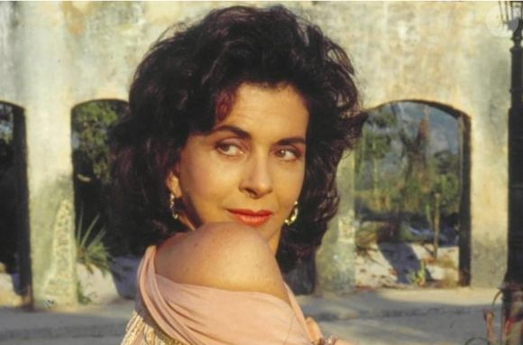 Novela 'Tieta': Tieta avisa para Tonha que pode ajudá-la.