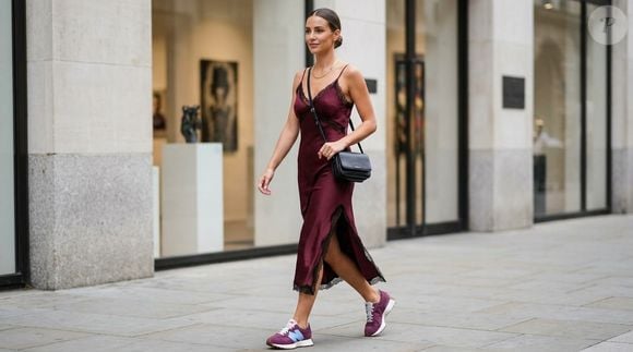 O tênis New Balance 327 transita entre produções casuais e passeios pela cidade, com proposta que reúne praticidade, estilo, leveza e durabilidade / Tênis e vestido formam outra possibilidade de produção com o New Balance 327 vinho, especialmente em combinações que exploram o contraste entre diferentes estilos.