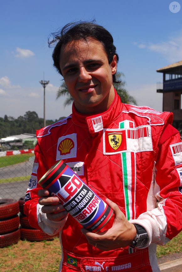 Felipe Massa ficou mais de 1 minuto nos boxes e quase se chocou com outro piloto em corrida polêmica