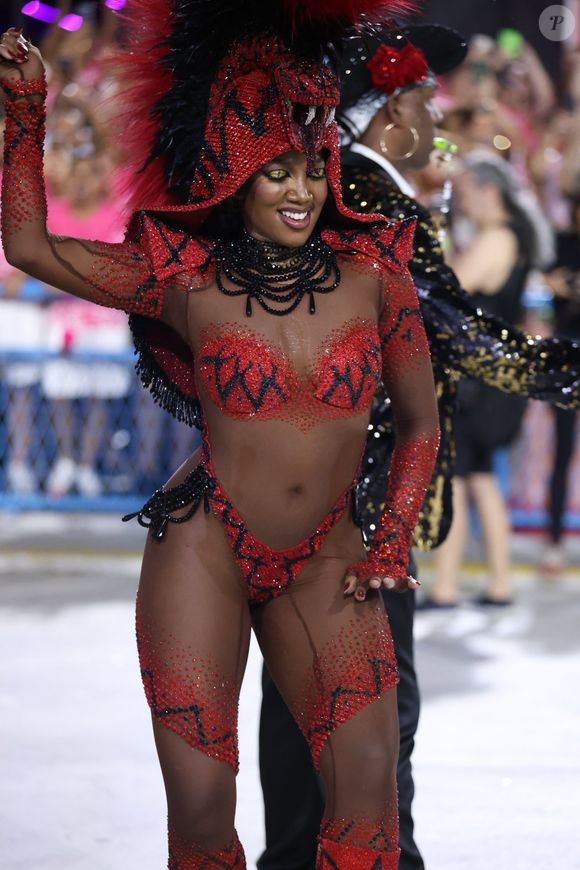 Para acabar com a flacidez e melhorar a textura da pele, Iza realizou o ultrassom microfocado (Ultraformer MPT) combinado com o laser Pico e com o laser Fotona