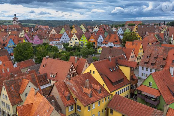 Rothenburg é conhecida por ser uma cidade que parece que saiu dos contos de fada, com casas coloridas e arquitetura medieval