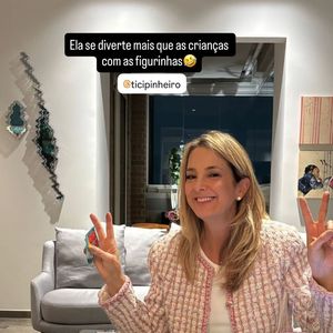 Durante a celebração, Ticiane Pinheiro apareceu colando figurinhas no álbum da Copa do Mundo 2026