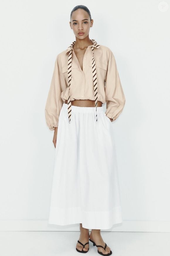 Uma saia midi branca no guarda-roupa, como esta que encontramos na Zara por R$ 319,00, é praticamente um coringa: resolve looks do escritório ao jantar romântico, dependendo da combinação