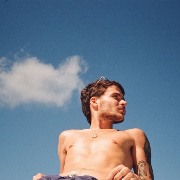 'Não tava esperando', diz João Lucas ao reagir à tatuagem discreta da esposa durante férias na Itália