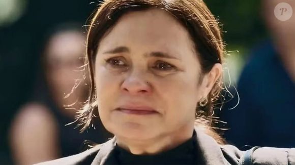 Mércia (Adriana Esteves) descobre a sala secreta de Volney (Paulo Rocha), cujas câmeras monitoram a empresa de Mavi (Chay Suede).