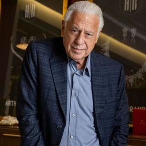 Antonio Fagundes está de volta às novelas como Arthur Brandão em Quem Ama Cuida. O ator falou sobre o mistério da morte do personagem e os bastidores das gravações