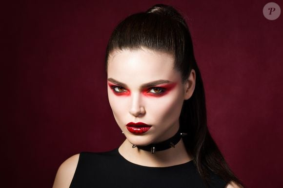 Maquiagem de Halloween com olhos e batom vermelho: combinar a cor da maquiagem dos olhos com os lábios é outra opção