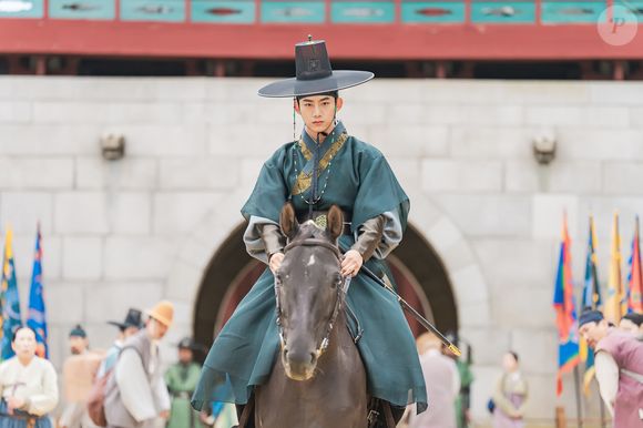 Depois de uma noite bebendo, ela acaba conhecendo o príncipe Yi Beon, com quem passa a noite