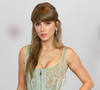 Taylor Swift se inspira em vestido de noiva de Elizabeth Taylor, arrematado em leilão por R$ 828 mil; peça é de estilista que vestiu Grace Kelly no casamento