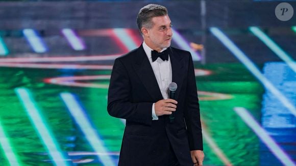 Luciano Huck pede para indígenas do Xingu esconderem celulares em gravação do 'Domingão' e explica atitude em comunicado: 'Sempre defendi que...'