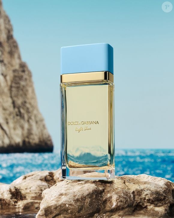O Light Blue Eau de Parfum, de Dolce & Gabbana, evoca a sensação de um dia ensolarado à beira-mar, com uma proposta luminosa, fresca e sofisticada. A fragrância foi criada para transmitir a energia do sol, a sensação da pele aquecida e a leveza do verão italiano, sem deixar de ser uma opção para o dia a dia