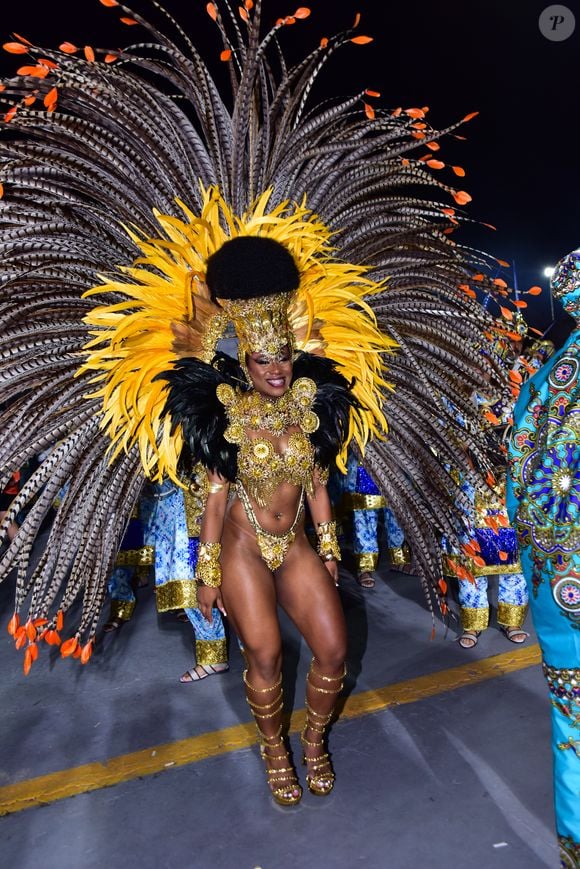 Carnaval 2026: Vitória Santos, princesa do Império da Casa Verde, se emocionou antes do desfile