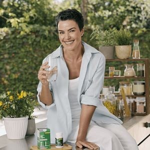 Ana Paula Arósio surgiu com os fios mais curtos e grisalhos em recente comercial.