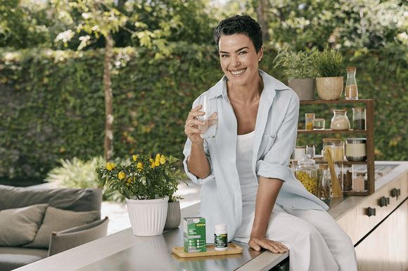 Ana Paula Arósio surgiu com os fios mais curtos e grisalhos em recente comercial.