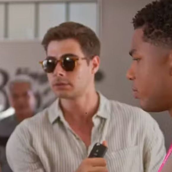 Leona (Clara Moneke) namorou Davi (Rafael Vitti), despertando ciúme em Samuel (Juan Paiva), agora ela está novamente com Marlon