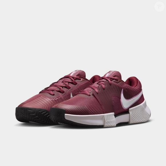 O Nike Zoom GP Challenge 1.5 HC Feminino está disponível na Netshoes por R$ 997,94 no Pix ou R$ 1.049,99 em até 10 parcelas sem juros, conforme os preços informados para o produto