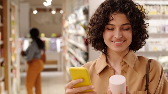 Embora o comportamento narcisista possa variar em intensidade e manifestação, como explicam os psicólogos da Open Minds , “todos os narcisistas compartilham certas necessidades subjacentes que motivam seu comportamento”, e uma delas é a busca constante por atenção.