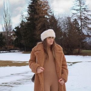 Rafaella Justus exibiu um look luxuoso para aguentar o frio da Suíça