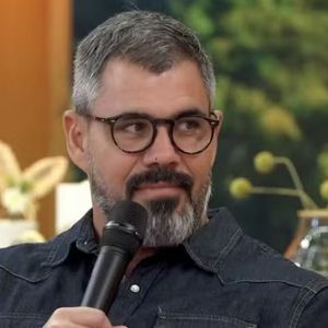 Juliano Cazarré confessa sobre mudança drástica como Adauto na novela 'Avenida Brasil': 'Não tive coragem'