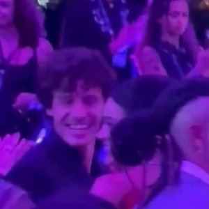 Shawn Mendes prestigiou Bruna Marquezine na première da 2ª temporada de ‘Amor da Minha Vida’ e foi visto paparicando e fotografando a namorada durante o evento