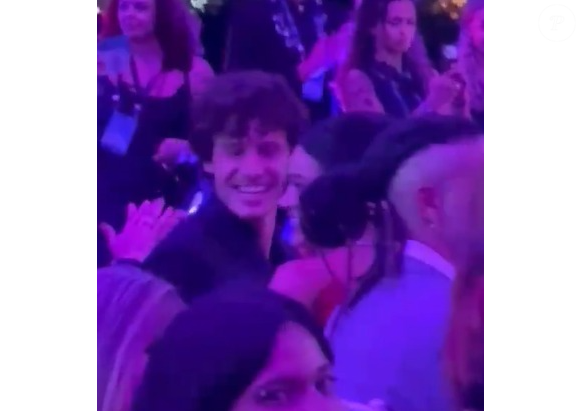 Shawn Mendes prestigiou Bruna Marquezine na première da 2ª temporada de ‘Amor da Minha Vida’ e foi visto paparicando e fotografando a namorada durante o evento