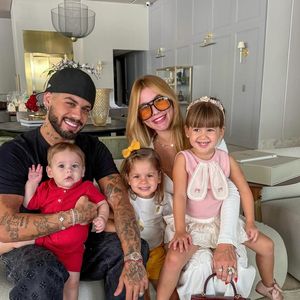 Neste sábado (19), Virgínia publicou uma foto acompanhada de Zé Felipe e os filhos Maria Alice, Maria Flor e José Leonardo