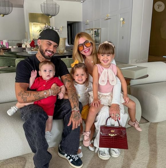 Neste sábado (19), Virgínia publicou uma foto acompanhada de Zé Felipe e os filhos Maria Alice, Maria Flor e José Leonardo