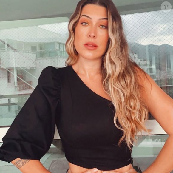 Renata Muller também experimentou alguns visuais diferentes, como este com o cabelo ondulado