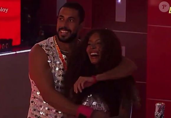 O clima de romance ficou claro entre Maike e Giovanna