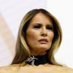 Vestido de Melania Trump para baile pós-posse de Trump repete tradição de 2017, mas inova com acessório nada discreto