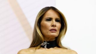 Vestido de Melania Trump para baile pós-posse de Trump repete tradição de 2017, mas inova com acessório nada discreto