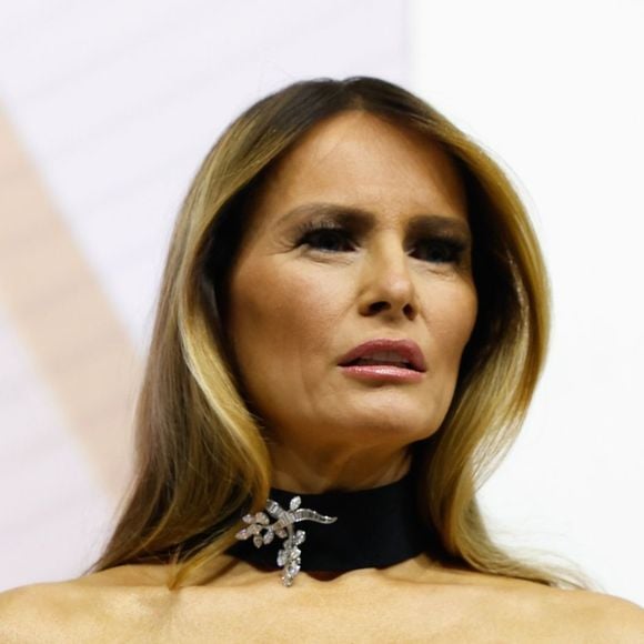 Vestido de Melania Trump para baile pós-posse de Trump repete tradição de 2017, mas inova com acessório nada discreto. Qual será a curiosidade por trás do look?