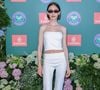 Em 2026, Lily Collins escolheu uma elegante calça capri branca para prestigiar o torneio de Wimbledon, reforçando o retorno sofisticado da peça entre as celebridades