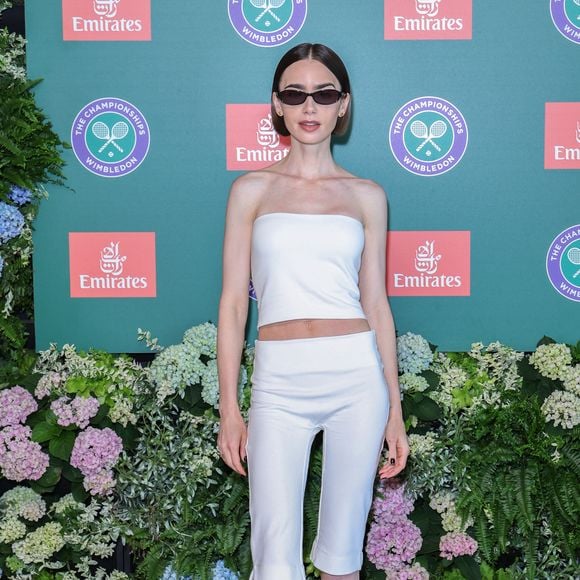 Em 2026, Lily Collins escolheu uma elegante calça capri branca para prestigiar o torneio de Wimbledon, reforçando o retorno sofisticado da peça entre as celebridades