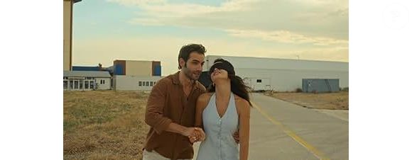 Disponível no YouTube, 'Safir' ainda não chegou oficialmente às plataformas de streaming no Brasil — Özge Yagiz e Burak Berkay Akgül em 'Safir'