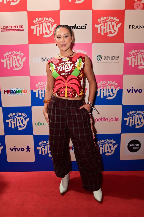 Simples, Renata Saldanha apareceu com uma calça wide leg xadrez e abadá