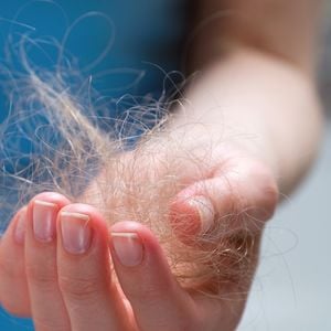 Cabelo fino: cabeleireiro revela os erros mais comuns na lavagem e como conquistar mais volume e brilho