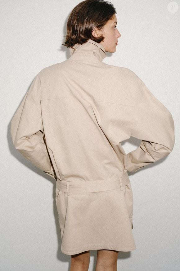 O vestido mini da Zara combina facilmente com meia-calça, botas ou sapatos fechados, tornando-se uma das peças mais versáteis da liquidação de inverno por R$ 251,30