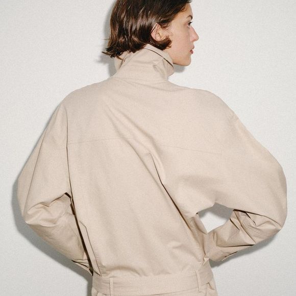 O vestido mini da Zara combina facilmente com meia-calça, botas ou sapatos fechados, tornando-se uma das peças mais versáteis da liquidação de inverno por R$ 251,30
