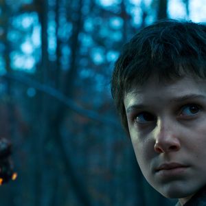 Um ano depois, em 2017, Millie Bobby Brown já voltou diferente para a segunda temporada