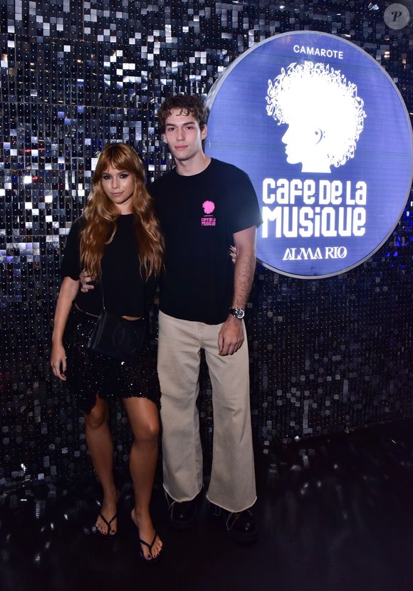 Desfile das Campeãs 2025: filho de Giovanna Antonelli e Murilo Benício, Pietro Antonelli posou com a namorada usando look simples